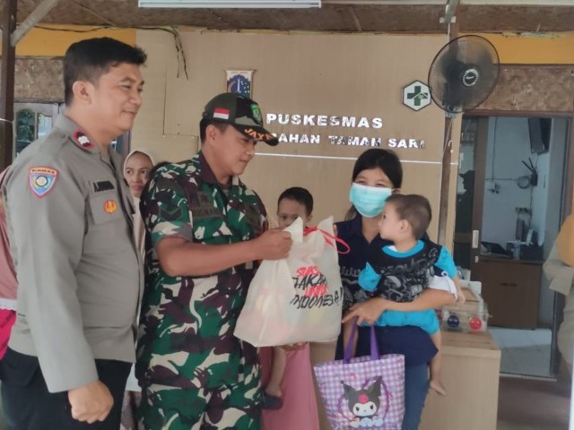 Sertu Rusnanto Hadiri Penyerahan Bantuan Kepada Anak Stunting