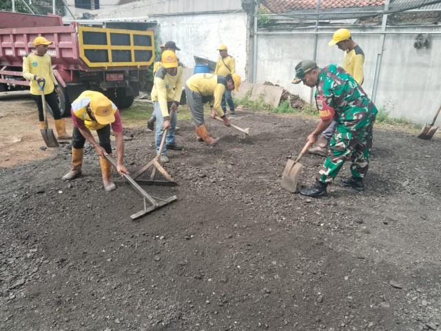 Babinsa Koramil 05/KJ Bersama Bina Marga dan PPSU Giat Kerja Bakti Pembuatan Lahan Parkir