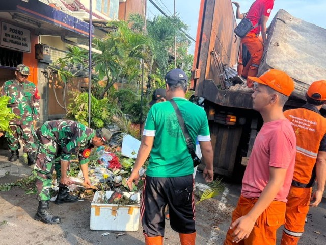 Peduli Kebersihan Lingkungan, Babinsa Matraman Bersihkan Sampah di Lingkungan Warga