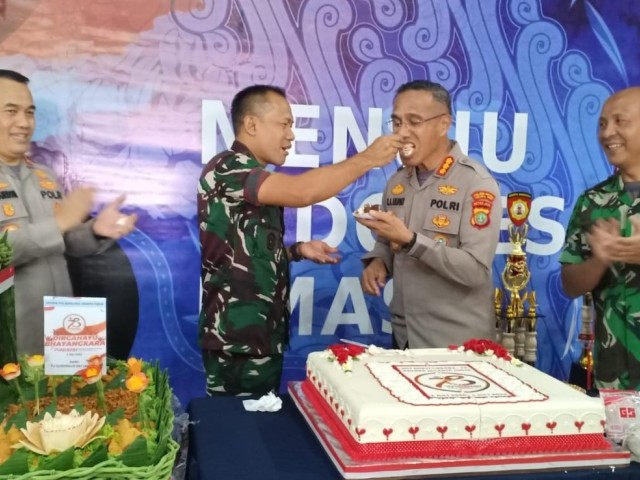 Surprise Dandim 0505/JT Untuk Kapolres Metro Jakarta Timur Pada HUT Bhayangkara ke-78