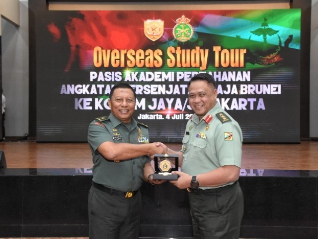 Delegasi Angkatan Bersenjata Diraja Brunei Kunjungi Kodam Jaya