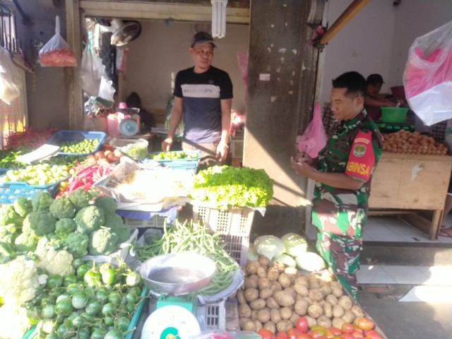 Kunjungi Pasar, Babinsa Koramil 01/Tamansari Cek Harga Sembako