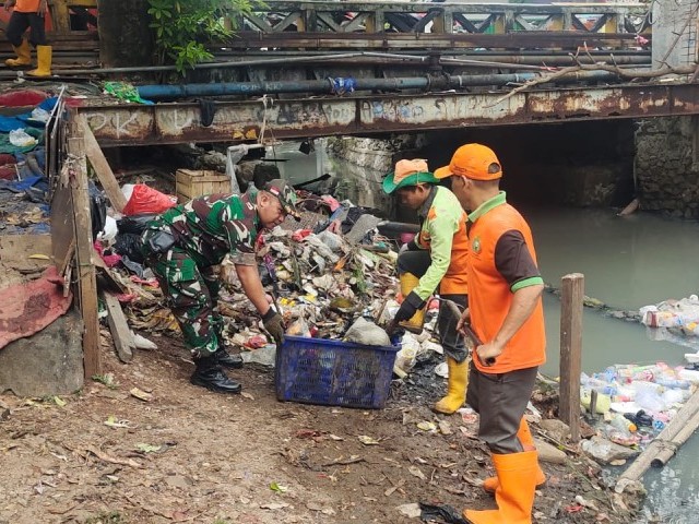 Babinsa Bersama PPSU dan Warga Gelar Karya Bakti Bersihkan Saluran Air