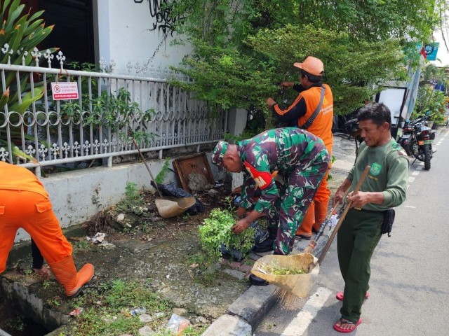 Jaga Kebersihan Lingkungan, Babinsa Matraman dan PPSU Slaber Sampah