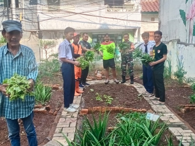 Dukung Program Ketahanan Pangan Nasional, Koramil 01/Tamasari Melaksanakan Giat Urban Farming