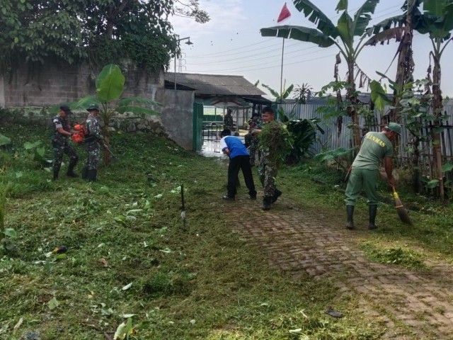 Jumat Bersih, Anggota Koramil 14/Panongan Laksanakan Gotong Royong Di Wilayah