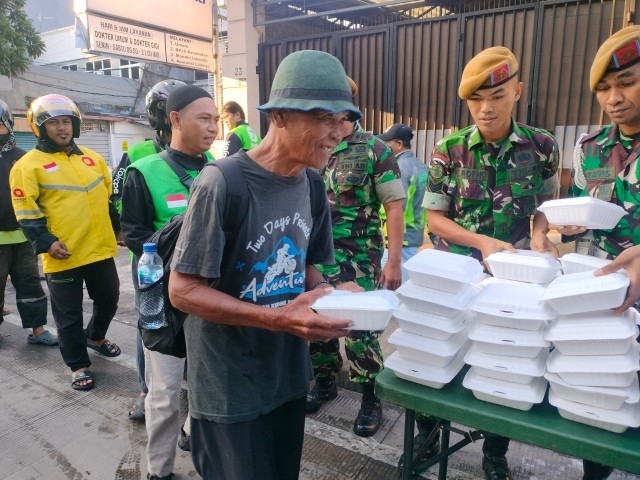 Jumat Berbagi, Bentuk Kepedulian Batalyon Arhanud 6/BAY Kepada Masyarakat