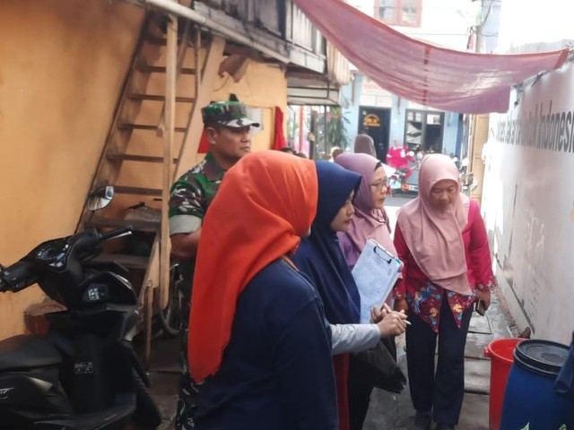 Babinsa Koramil 01/Tamansari Dampingi Tim Jumantik Berkeliling ke Rumah Waga Cek Jentik Nyamuk