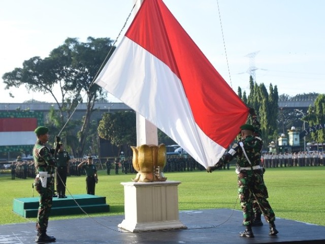 Kakumdam Jaya inspektur Upacara Pada Pelaksanaan Upacara Bendera di Makodam Jaya