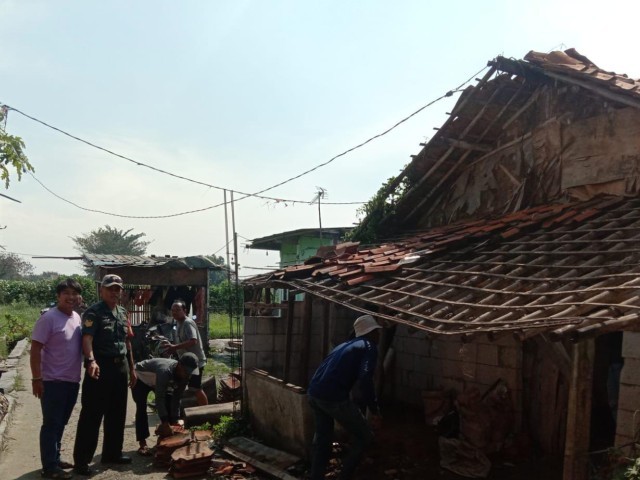 Babinsa Desa Belimbing Serka Saepudin Pantau Langsung Bedah Rumah Warga Binaannya