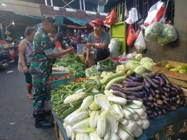 Wujud Kepedulian Perekonomian Masyarakat, Babinsa Serka Suharno Cek Harga Sembako