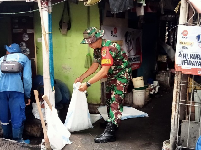 Babinsa Koramil 02/Sawah Besar Bersama PPSU Bekerja sama Ciptakan Lingkungan Bersih