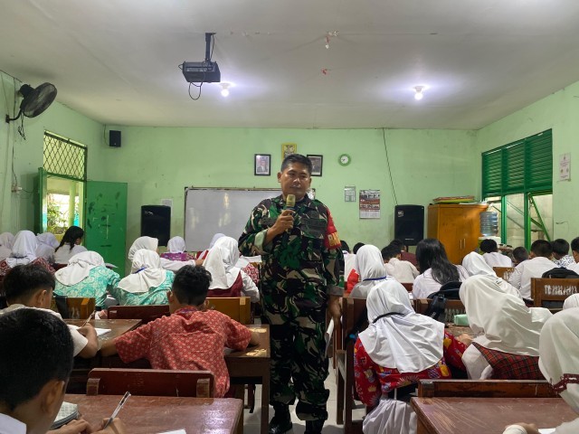 Mengawali Tahun Ajaran Baru, Babinsa Koramil 06/CP Berikan Motivasi Dalam MPLS