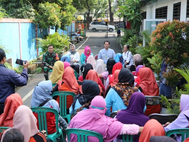 Antisipasi Penyakit DBD, Babinsa Koramil 04/Gambir Berdiskusi Dengan Warga Gencarkan PSN