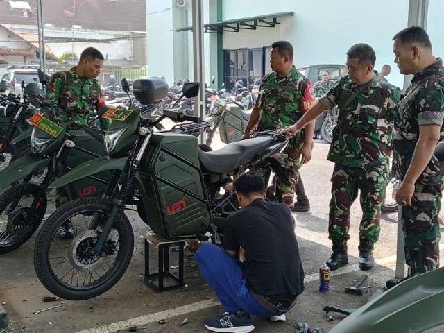 Babinsa Kodim 0507/Bekasi Lakukan Perawatan Berkala SPM Listrik Dinas