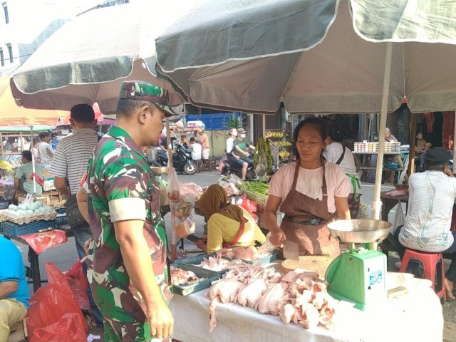 Untuk Mengetahui Perkembangan Harga, Babinsa Koramil 01/Tamansari Turun Ke Pasar Tradisional