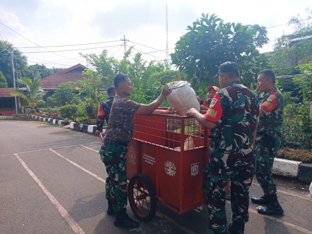 Babinsa Koramil Pulogadung Bersama PPSU dan Warga Saber Sampah Lingkungan