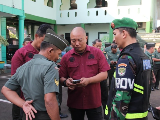 Cegah Judi Online, Unit Intel Kodim 0506/Tgr Periksa Handphone Anggota 