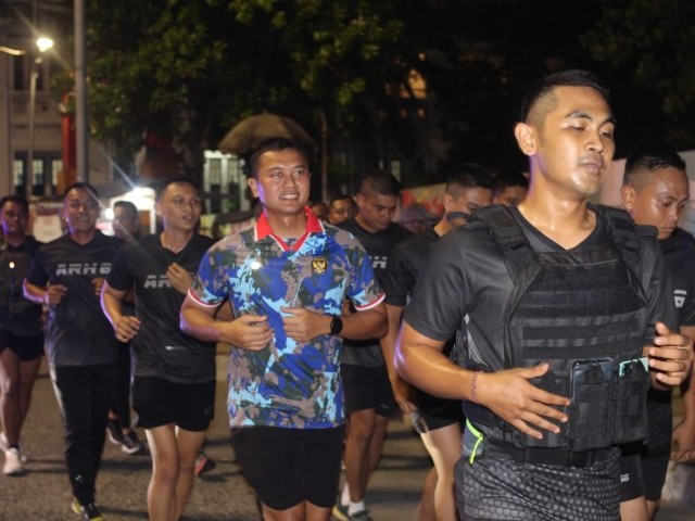 Prajurit Batalyon Arhanud 6/BAY Lari Malam ke Ancol