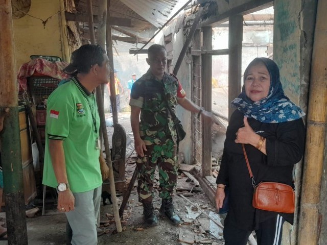 Babinsa Bantu Pembongkaran Rumah Tidak Layak Huni di Kampung Priuk