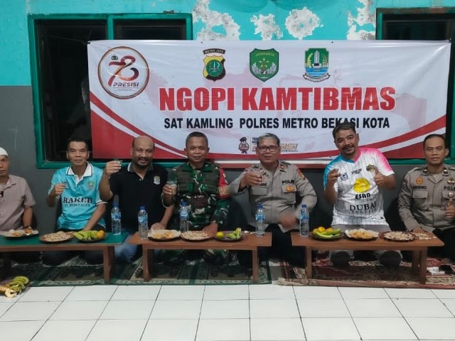 Ikuti Giat Ngopi Bareng Bhabinkamtibmas, Babinsa Ajak Warga Komunikasi Aktif Sambil Ngobrol Santai