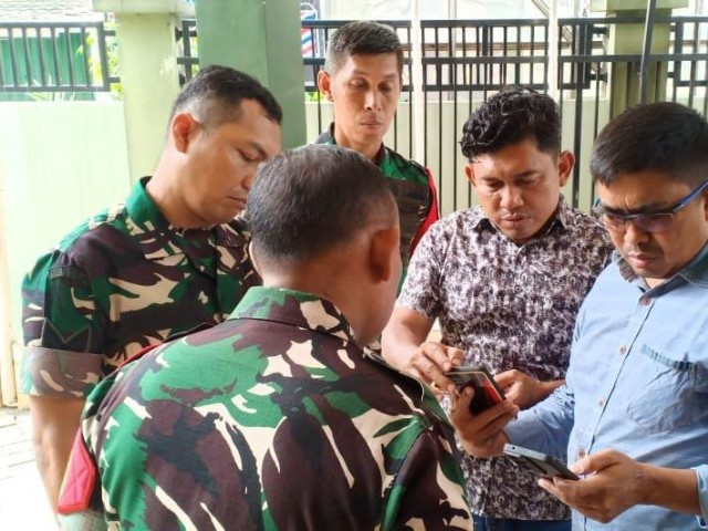 Cegah Judi Online, Komandan Unit Intel Kodim 0505/JT Cek HP Anggota