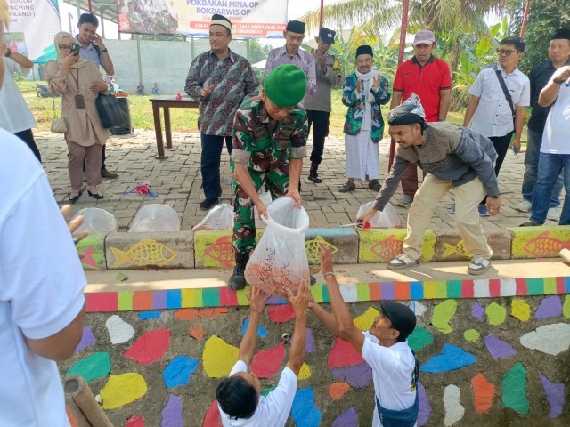 Babinsa Koramil 03/Legok Pelda Sunarno Launching Penyebaran Ikan Terkendali (Barkanli)