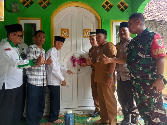 Babinsa Pantau Penyerahan Kunci Rumah Tidak Layak Huni di Desa Kutruk