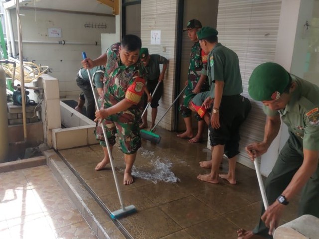Menjaga Keindahan Rumah Ibadah, Koramil Kramatjati Bersihkan Masjid Al Barkah
