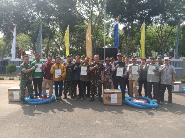 Kasdim 0510/Tigaraksa Pimpin Penyerahan Bantuan Mesin Air Untuk Kelompok Tani