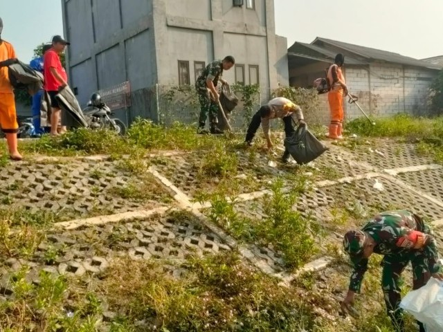 Karya Bhakti Koramil Cipayung Bersama Dinas SDA dan PPSU Bersihkan Waduk Situ Munjul