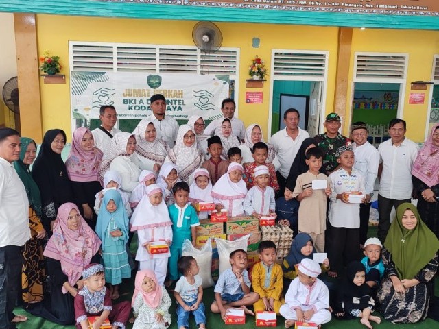 Babinsa Koramil 01/Tamansari Adakan Pendampingan Giat Jumat Berkah BKI A Den Intel Jaya