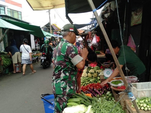 Ciptakan Keamanan dan Cek Harga Sembako, Serka Suharno Turun ke Pasar di Wilayah Binaan