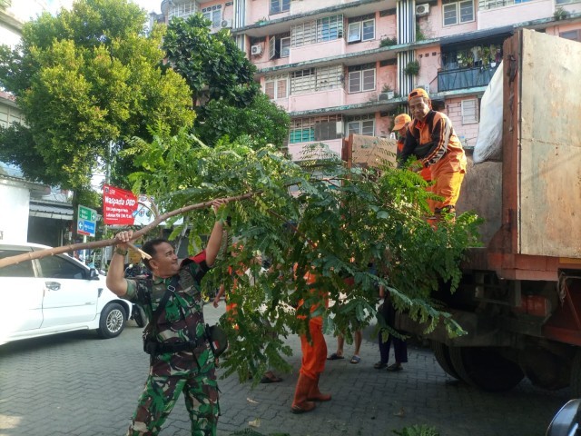 Bersama PPSU dan Warga Binaan, Babinsa 05/Tanah Abang Ciptakan Lingkungan Yang Bersih