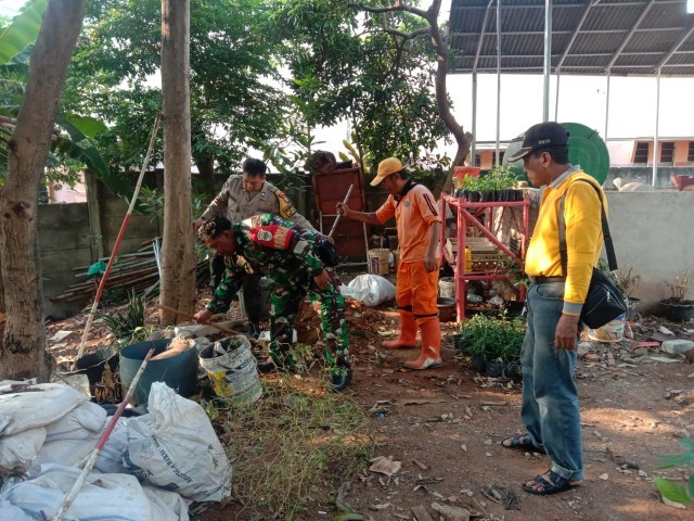 Ciptakan Lingkungan Bersih, Koramil 03/Pasar Rebo Karya Bakti Bersihkan Sampah