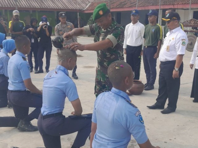 Batuud Koramil 14/Panongan Hadiri Upacara Penutupan Ketarunaan di SMK N 1 Kab.Tangerang