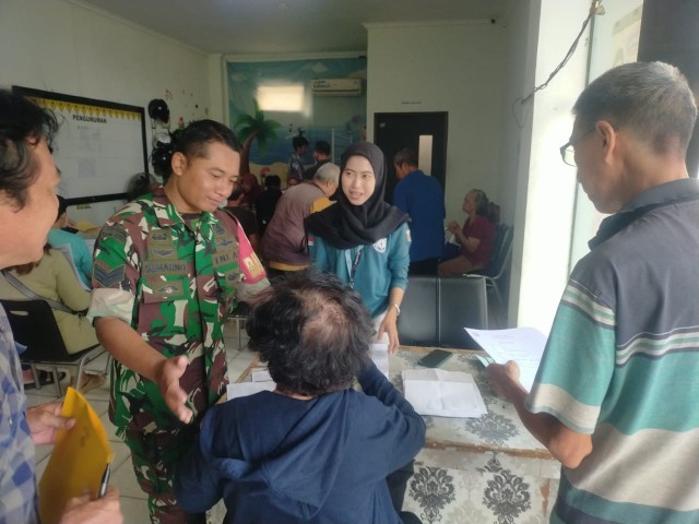 Babinsa Serka Suharno Monitoring Kegiatan Pendistribusian KLJ dan KPDJ