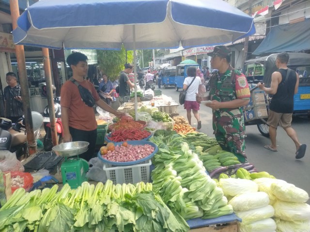 Guna Memastikan Kestabilan Harga Sembako, Babinsa Koramil 01/Tamansari Terjun Langsung ke Pasar Tradisonal