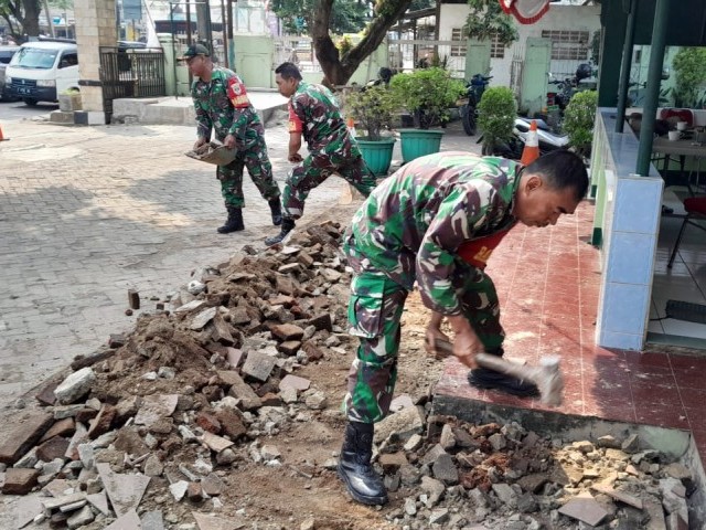 Bahu Membahu Anggota Koramil 12/Rajeg Lakukan Perbaikan Pangkalan