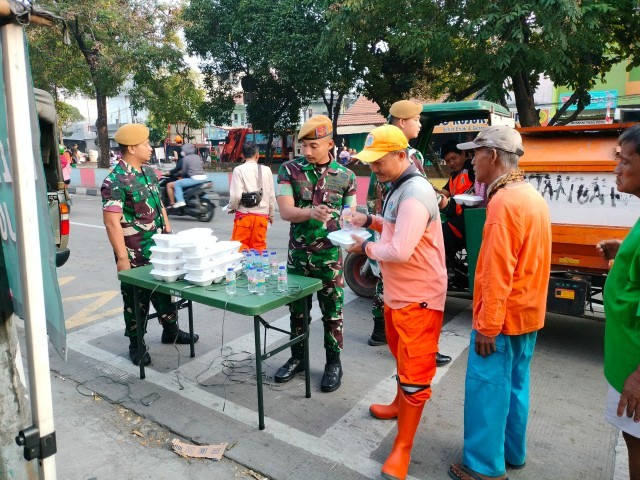 Batalyon Arhanud 6/BAY Melaksanakan Jumat Berbagi Kepada Masyarakat Sekitar Asrama