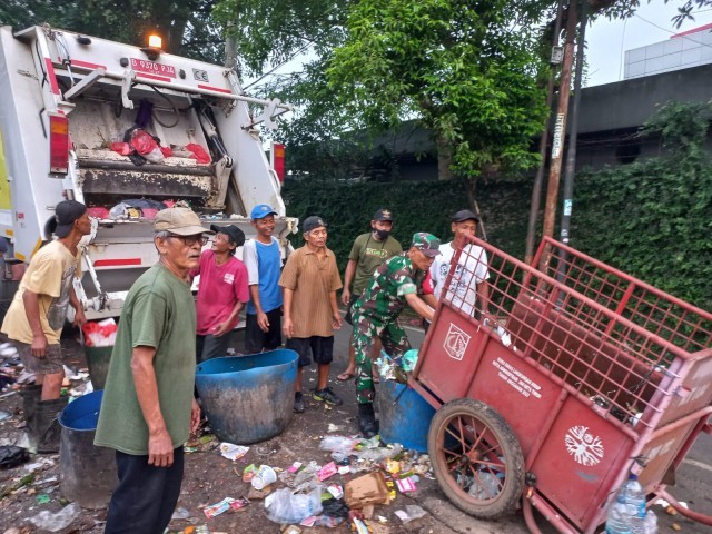 Bersih Lingkungan, Koramil 05/Kramatjati Bersihkan Sampah