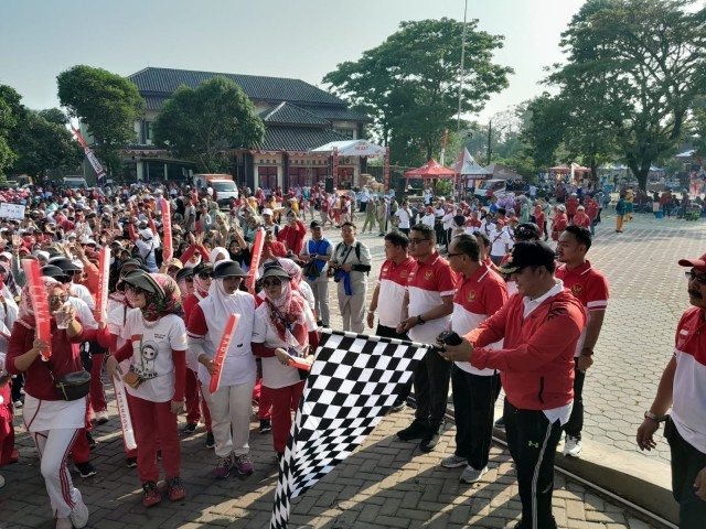 Bersama Muspika, Danramil 13/Csk Meriahkan Gerak Jalan Santai HUT RI ke-79 Dan HUT Kec. Cisoka ke-42