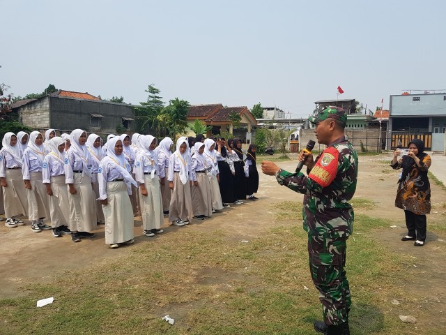 Anggota Koramil 01/Teluknaga Berikan LDK Dan PBB Kepada Siswa SMP Karya Pertiwi 
