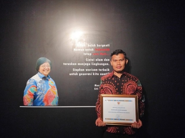 Danramil 02/Matraman Terima Penghargaan Anugerah Like 2 dari Menteri KLHK Siti Nurbaya