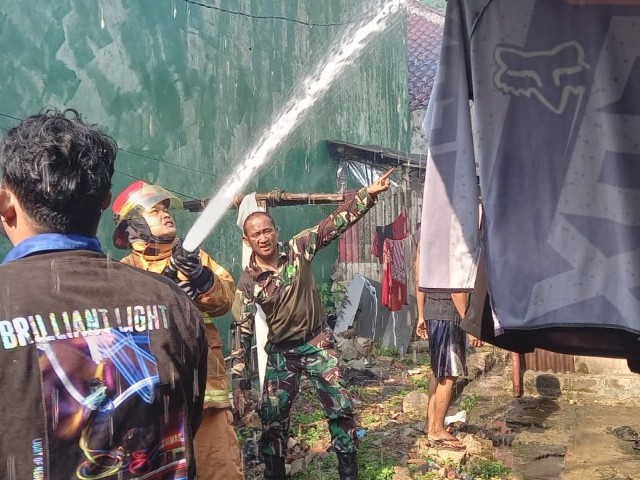 Gerak Cepat, Babinsa Koramil 03/Teluk Pucung Bantu Padamkan Kebakaran Rumah Warga 