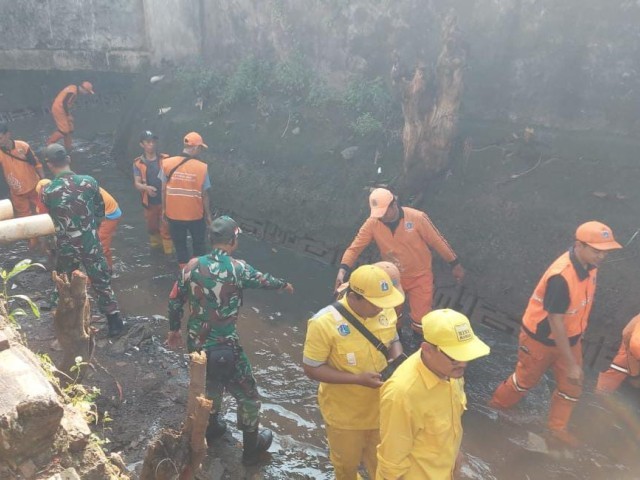 Bersihkan Sampah dan Perbaikan Perengan Kali Oleh Babinsa Bersama Dinas Terkait