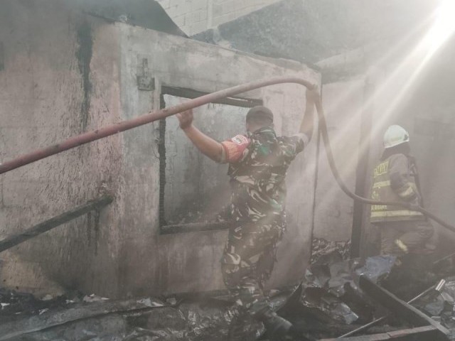 Babinsa 01/Tebet Bantu Padamkan Api Kebakaran di Manggarai