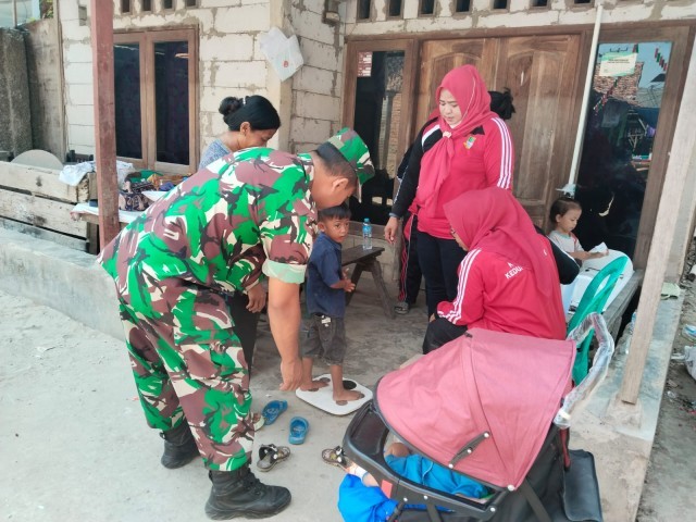 Upaya Menekan Angka Stunting, Babinsa Dampingi Kegiatan Posyandu di Kedung Waringin