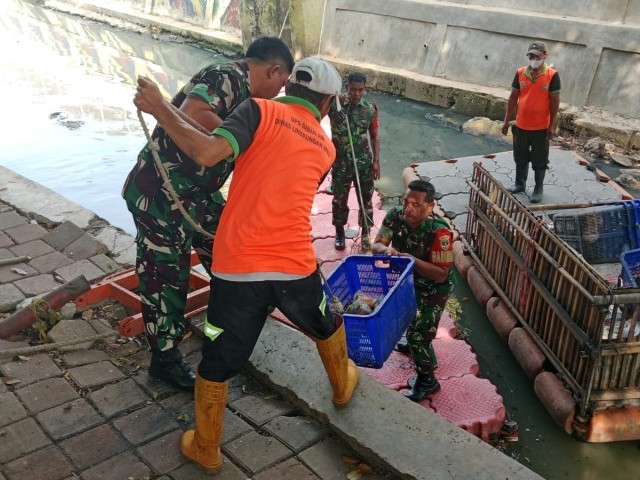 Babinsa Matraman Gandeng UPK Dinas Pengairan Bersihkan Kali Utan Kayu Utara