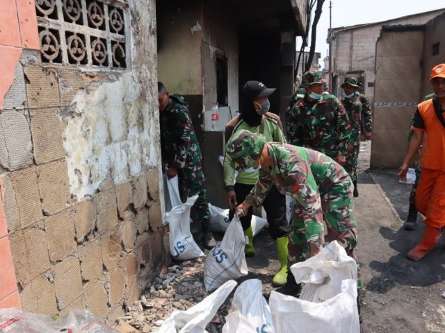 Kodim 0504/JS Kerja Bakti Pasca Kebakaran Manggarai